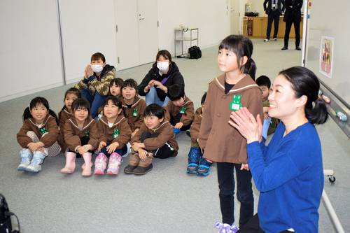 タムワース市の子どもとオンラインで交流する三戸町の幼児たち