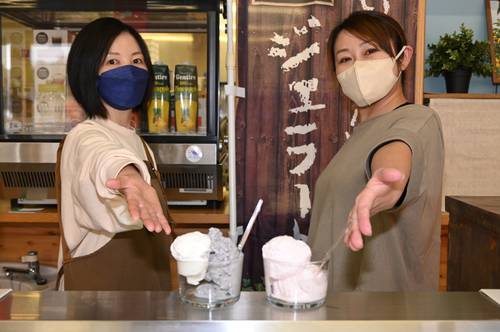 新商品のジェラートをPRするカマラードの家のスタッフ=19日、五戸町
