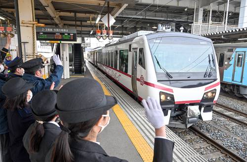 駅員に見送られ、八戸駅を出発する「ひなび下北デビュー号」=23日午前10時50分