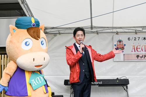 イベントで、アエマの開業日を6月27日と発表する山下敏正社長(中央)=23日、八戸市