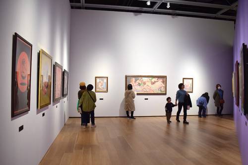「藤井フミヤ展 Fumiyart2024」は最終日も青森県内外から多くのファンが詰めかけた=25日、八戸市美術館