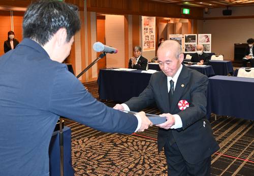 銀色有功章を受章した葛西満さん=26日、青森市