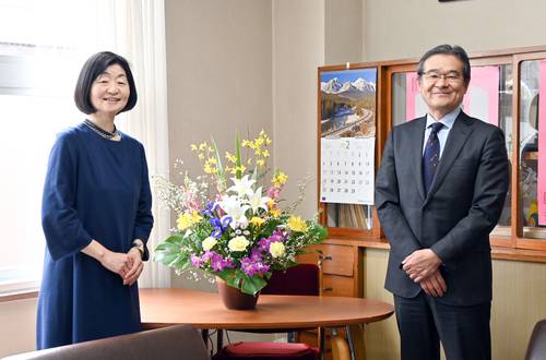 高橋和也学園長(右)と岡本潤子校長=八戸市の千葉学園高