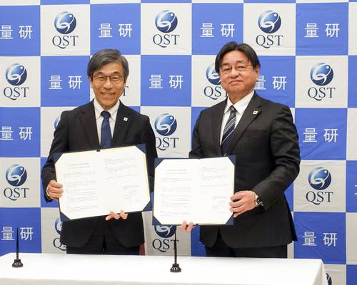 協定書を取り交わす小安重夫理事長(左)と福田健吉社長=27日、東京