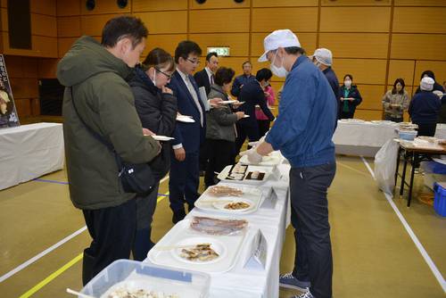 食品総合研究所による水産加工試作品の展示会。これまで注目されてこなかった深海魚のレシピも提案された=3月上旬、八戸市