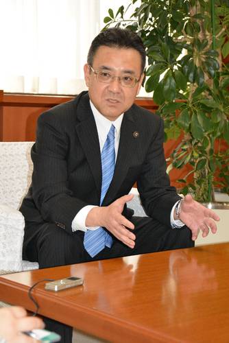 八戸港の再興に「新しい価値の創造が必要になる」と語る熊谷雄一市長=3月下旬、八戸市