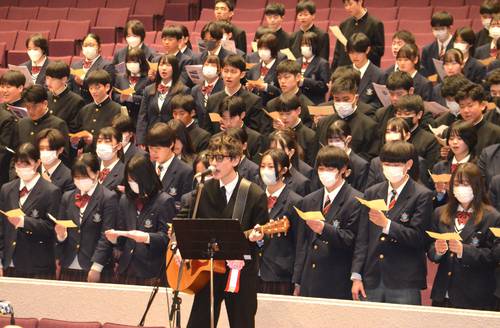 佐藤和夫さん(中央手前)の演奏に合わせて新しい校歌を斉唱する北桜高の生徒=9日、二戸市