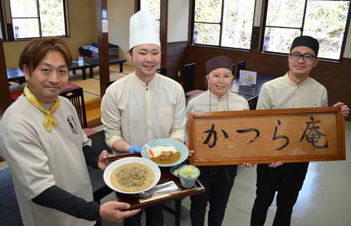 十割そばやカレーなどを提供し、天台寺周辺の活性化に貢献したいと意気込む小軽米健太代表(左端)とスタッフ
