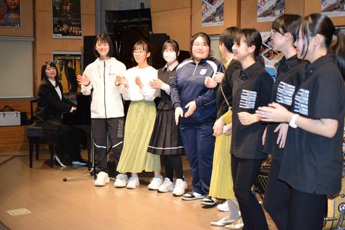 中沢中ジャズバンド部の部員らにリズムの取り方を指導する泉沢果那さん(左奥)