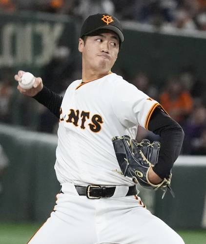 7日、DeNA戦の8回に登板した巨人・西舘=東京ドーム