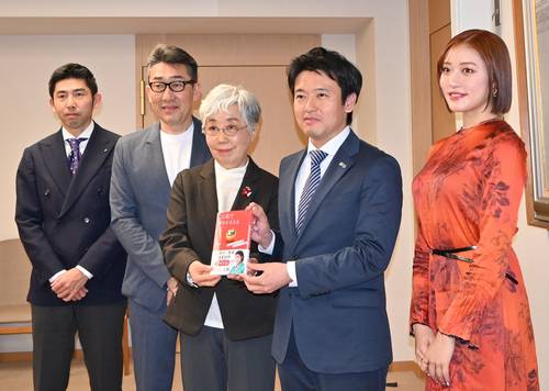 青森県庁を訪れ、書籍の刊行を報告した堀米薫さん(中央)、王林さん(右)ら
