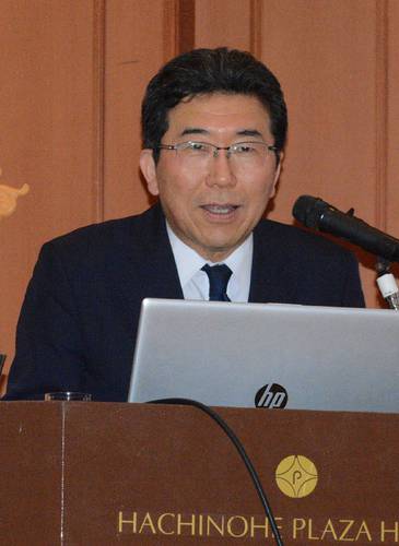 米大統領選の展望について語る海野素央氏=26日、八戸市