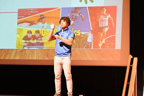 デフ陸上大会の魅力を語る佐々木琢磨さん