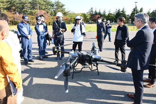ドローンの機能について説明を受ける参加者