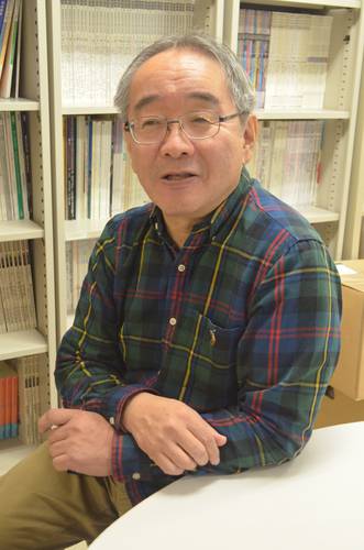「大型商業施設に頼らない中心街づくりをしてほしい」と話す弘前大の北原啓司特任教授=弘前市