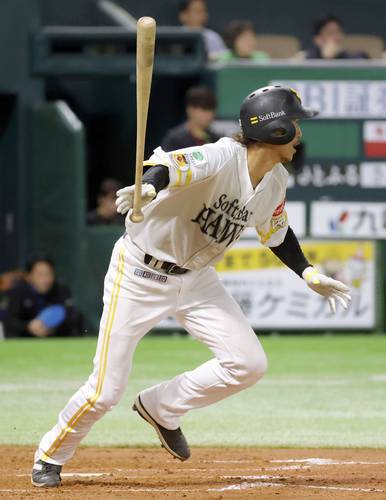 4回ソフトバンク2死一、二塁、三森が左前に適時打を放つ=みずほペイペイドーム