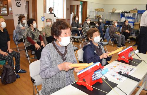 頭と体を使い、「太鼓の達人」に挑戦する参加者