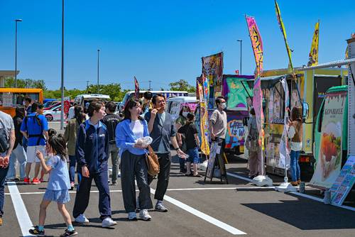 青森県内外のキッチンカーが集結した会場