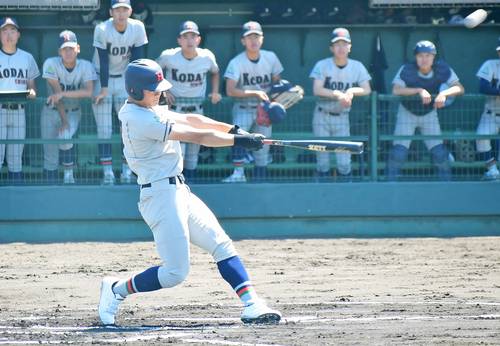 【3回戦・工大一―八戸】1回工大一1死二塁、吉田幸輝が左越え本塁打を放ち、3―0とする=八戸長根