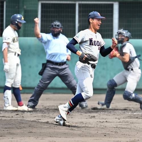 【準々決勝・工大一―八学光星】4回八学光星、1死から二者連続三振を奪い、ガッツポーズする工大一の金渕光希(中央)=八戸長根