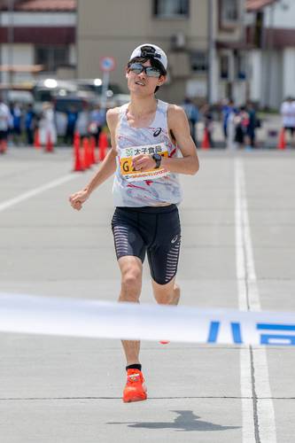 【男子10キロ高校生以上39歳以下】初出場で優勝を飾った藪田峻也(千葉県)
