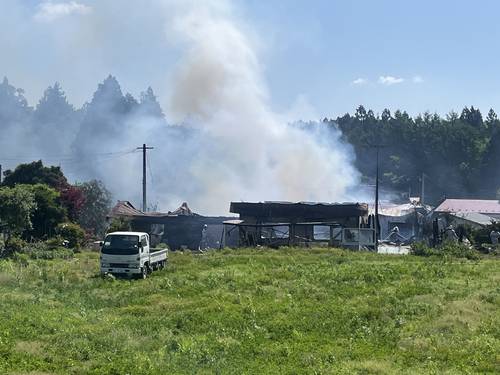 物置小屋や住宅が全焼した現場=23日午前9時ごろ、十和田市米田