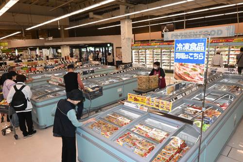 冷凍食品の品ぞろえが充実したイオンスタイル八戸城下=24日、八戸市