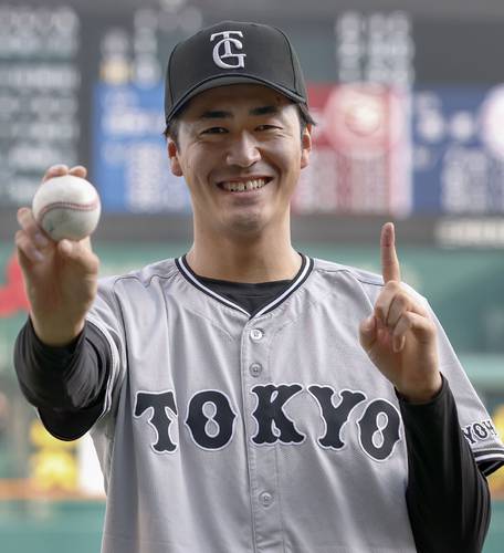 プロ初勝利を飾り、ウイニングボールを手にポーズをとる巨人・西舘=甲子園