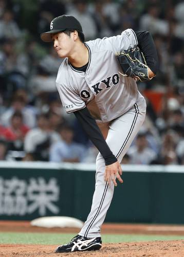 9回に登板し、プロ初セーブを挙げた巨人・西舘=ベルーナドーム