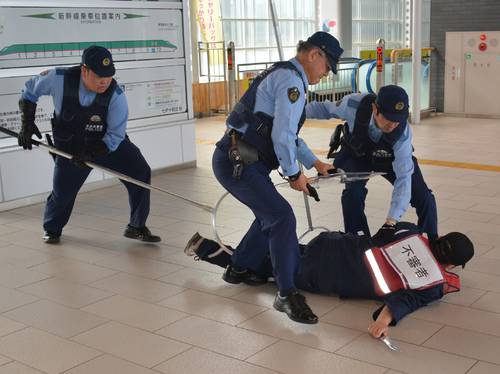 不審者やテロへの対応を確認した訓練