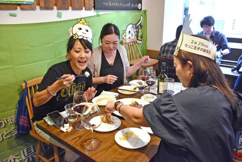田子産ニンニクを使ったメニューに舌鼓を打つ来店客