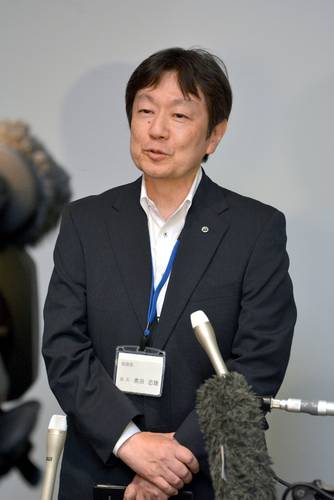 副知事選任を巡り、報道陣の取材に応じる奥田忠雄総務部長=18日、青森県庁