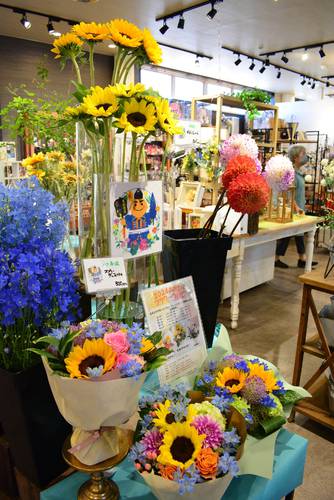 ヒマワリやデルフィニウムなど、青森県産花卉のアレンジが楽しめる=19日、パセリー菜八戸本店