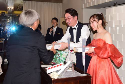 当選者にジュノハートを手渡す新郎新婦