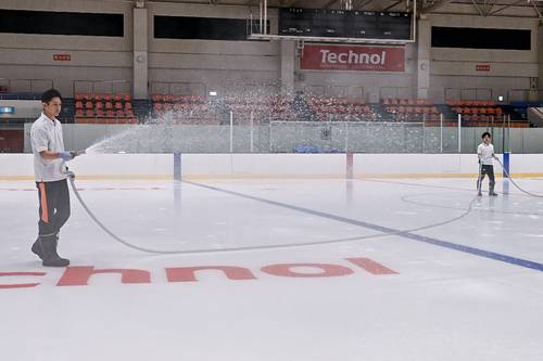 リンクに散水し、氷作りに励むスタッフ=9日、テクノルアイスパーク八戸