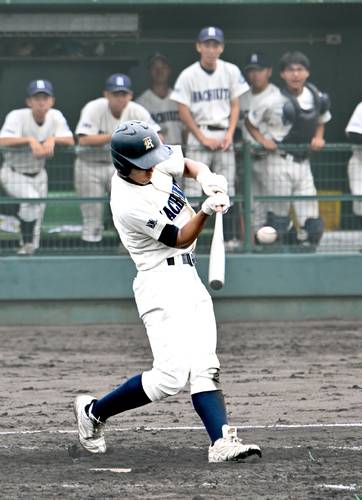 【1回戦・八高専―八戸北】5回八戸北2死二、三塁、河原木柊伍が中前2点適時打を放ち、8―0とする=八戸長根