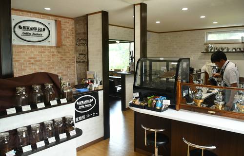 コーヒーの香ばしさが広がる店内