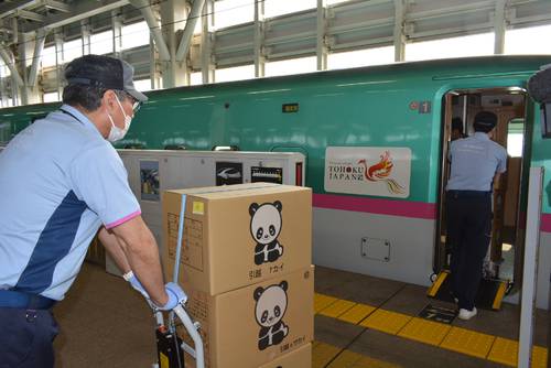 引っ越し家財を新幹線の車両に積み込むスタッフ。高速多量輸送の実現に向け、本年度は検証を重ねる=12日、新青森駅