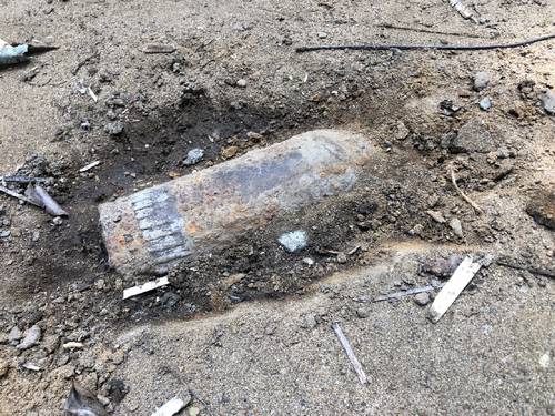 公園の遊具の下から見つかった砲弾の一部(周辺住民提供)=16日、三沢市南山4丁目