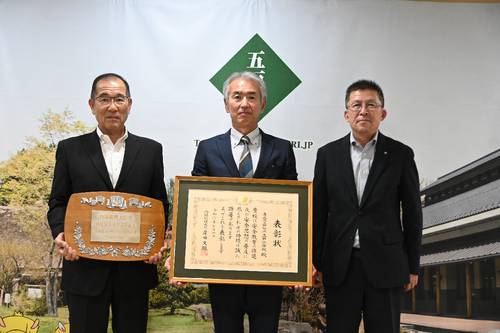 内閣総理大臣表彰を報告した五戸小の出町智校長(中央)