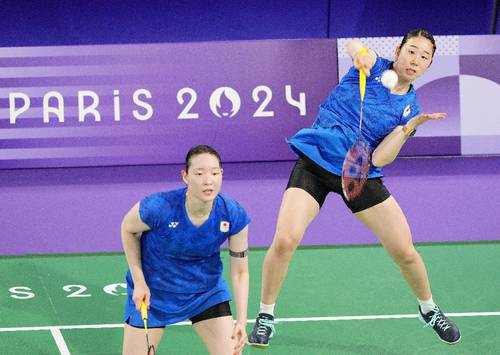 女子ダブルス1次リーグ インドネシアペアと対戦する永原和可那(右)、松本麻佑組=パリ(共同)