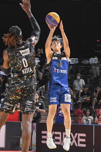 【八戸ダイム―ブリッジライン】八戸ダイムは沢頭智弘(右)が2点シュートを決め、21―18で勝利する=フラットアリーナ八戸