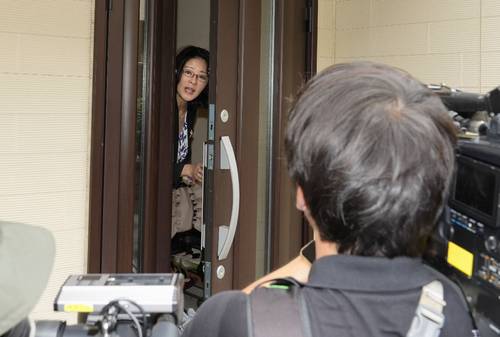 東京地検特捜部の家宅捜索が行われている自宅に戻った広瀬めぐみ参院議員=30日午前11時28分、東京都文京区
