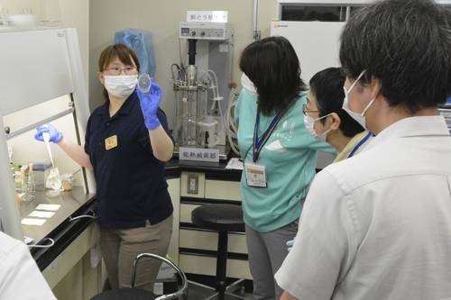 微生物検査の手順について説明を受ける参加者