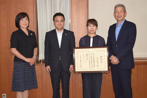 学校教育表彰を受賞した宮内郁江さん(右から2人目)