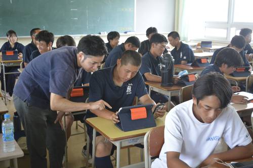 グループに分かれてワークショップに取り組む部員たち