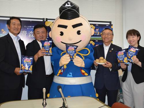 青森県産ジャガイモを使った新商品をPRする関係者ら=23日、県庁