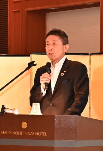 2023年度決算概要や経営戦略について説明する石塚恭路頭取=23日、八戸市内