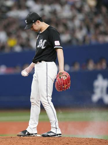 7回、オリックス・太田に先制二塁打を許したロッテ・種市=京セラドーム