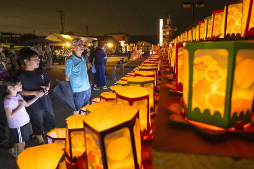 亡き人をしのび、祭壇に捧げられた灯籠=25日、八戸市の常現寺